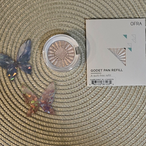 OFRA Makeup Set with Silver and White Packaging - Picture 15 of 16